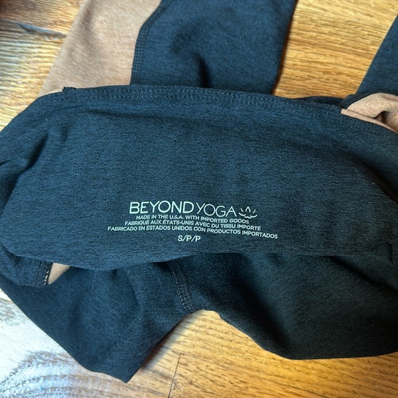 Beyond Yoga Set Spacedye Vitality Colorblock Cropped Tank and Legging Set Small - Picture 7 of 7